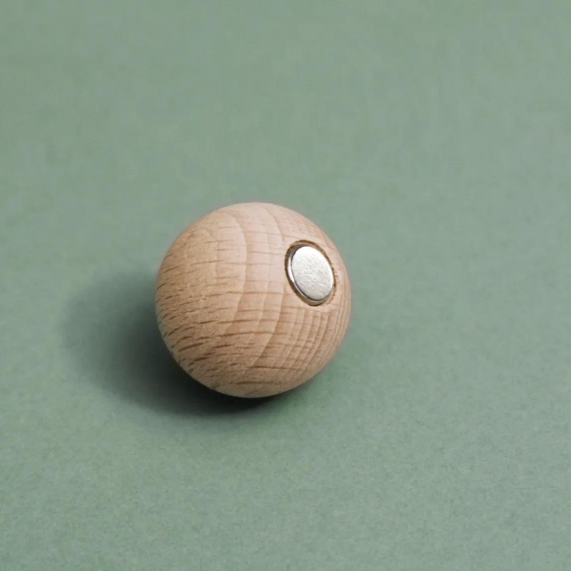 Voir la slide Magnet boule en bois vert anis - tout simplement,