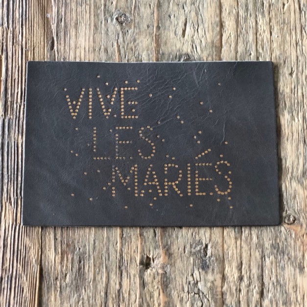 Carte postale "vive les mariés" en cuir upcyclé