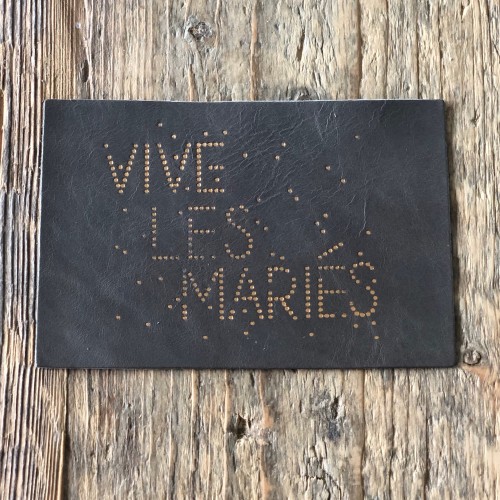 Carte postale "vive les mariés" en cuir upcyclé