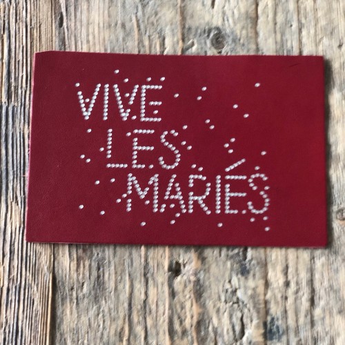 Carte postale "vive les mariés" en cuir upcyclé