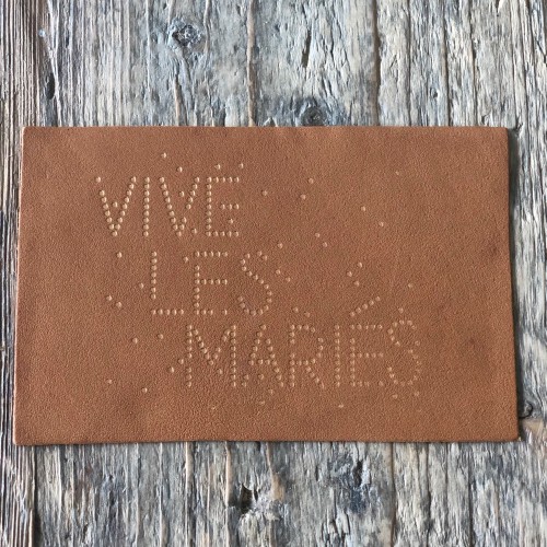 Carte postale "vive les mariés" en cuir upcyclé