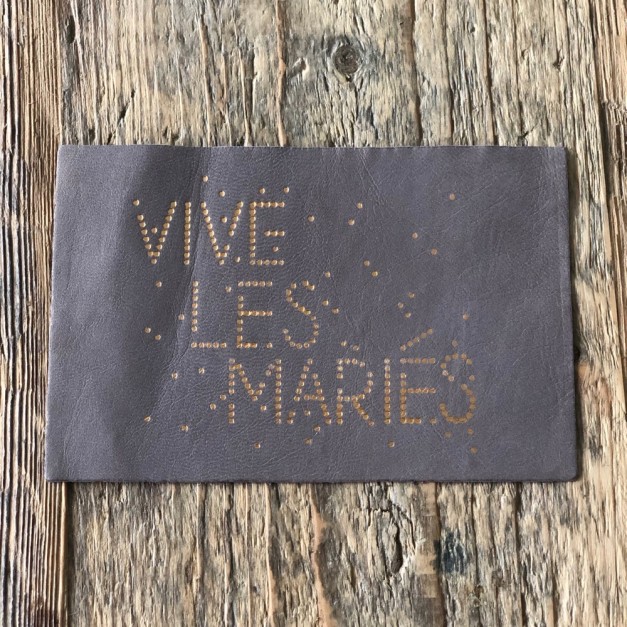 Carte postale "vive les mariés" en cuir upcyclé