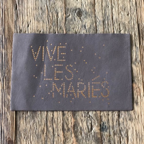 Carte postale "vive les mariés" en cuir upcyclé