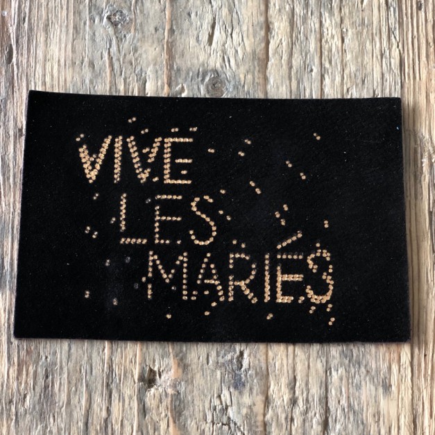 Carte postale "vive les mariés" en cuir upcyclé