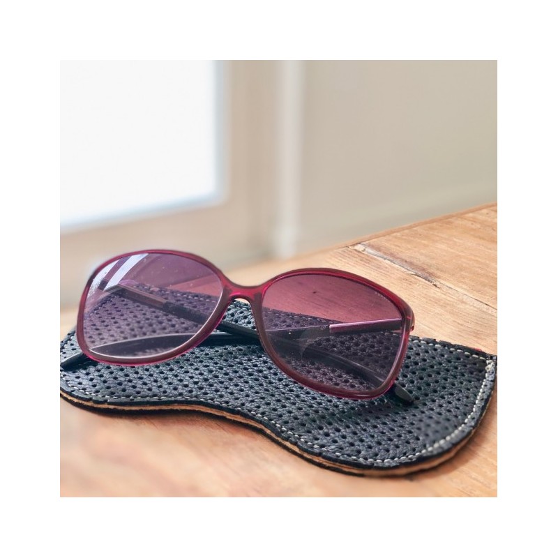 Voir la slide Etui à lunettes en cuir noir
