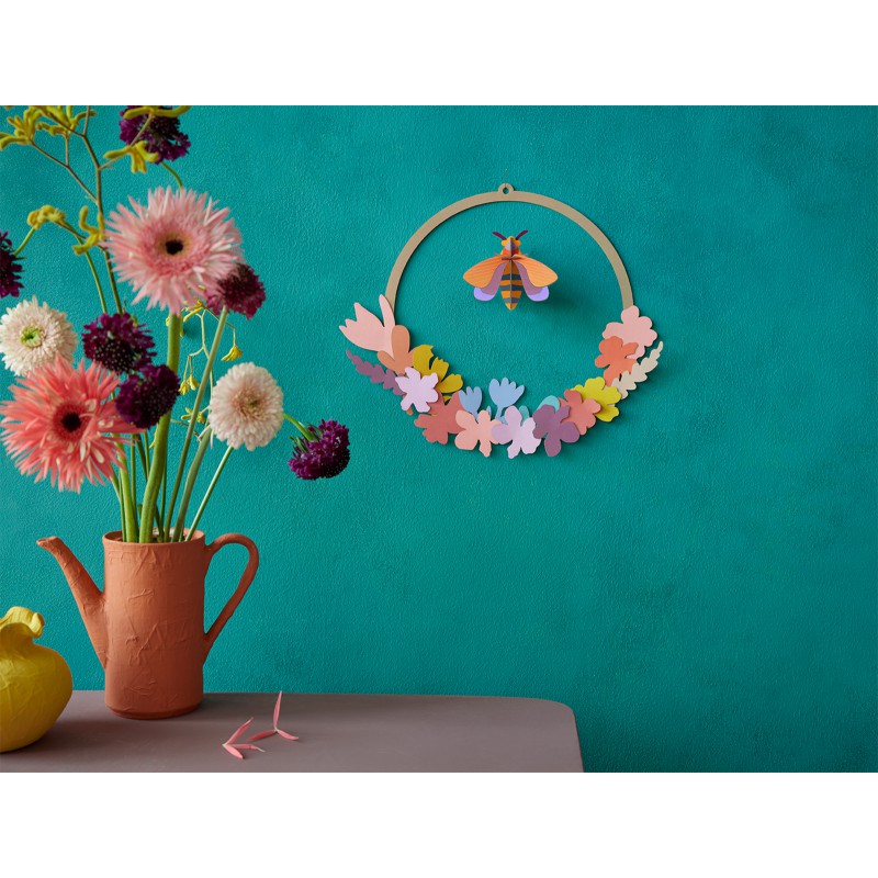 Couronne de Fleurs en Papier 3D – Studio ROOF Voir la slide Couronne de Fleurs en Papier 3D – Studio ROOF