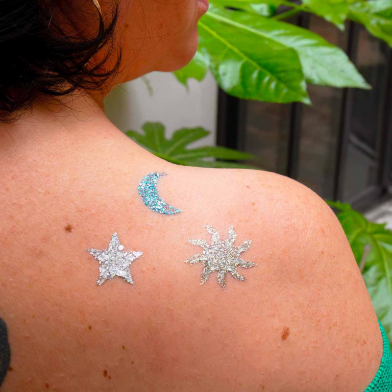 Pochoir Cosmique Si Si La Paillette - Tatouages Pailletés Etoiles et Lune Voir la slide Pochoir Cosmique Si Si La Paillette - Tatouages Pailletés Etoiles et Lune