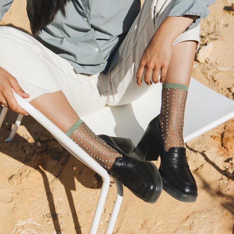 Chaussettes transparentes Crescent Dunes Sauge - Atelier Saint-Eustache Voir la slide Chaussettes transparentes Crescent Dunes Sauge - Atelier Saint-Eustache
