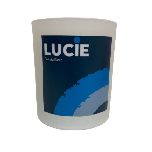 Lucie in the R – Bougie Bois de Santal – Cire de soja naturelle Lucie in the R – Bougie Bois de Santal – Cire de soja naturelle