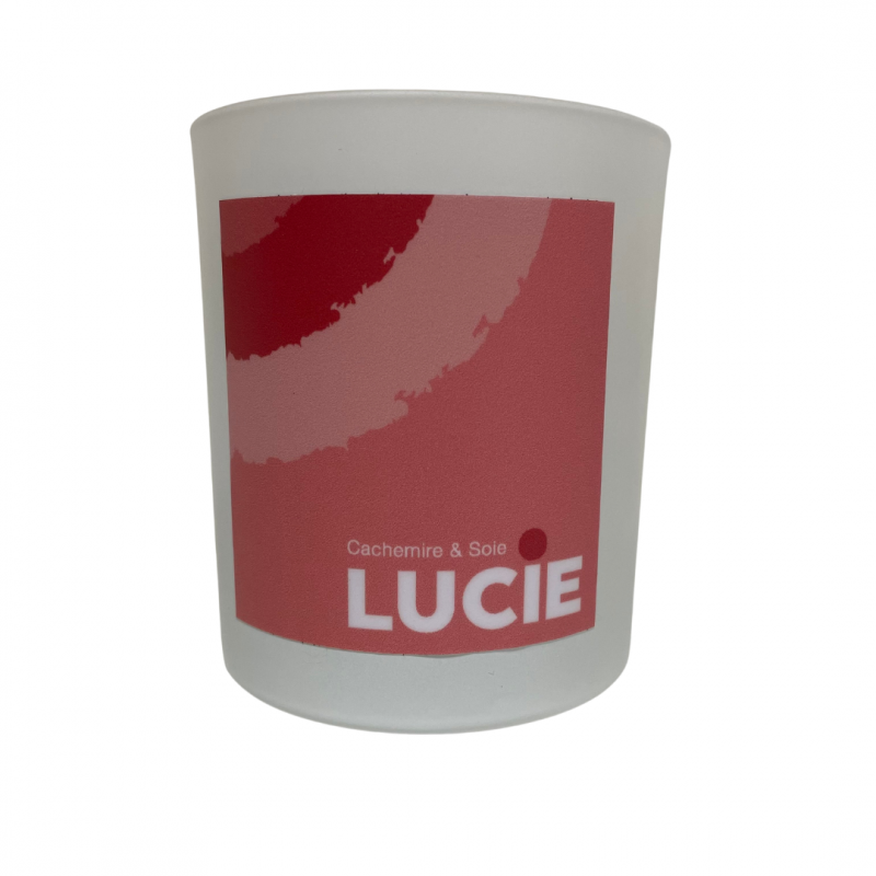 Lucie in the R – Bougie Cachemire & Soie – Cire de soja naturelle Voir la slide Lucie in the R – Bougie Cachemire & Soie – Cire de soja naturelle
