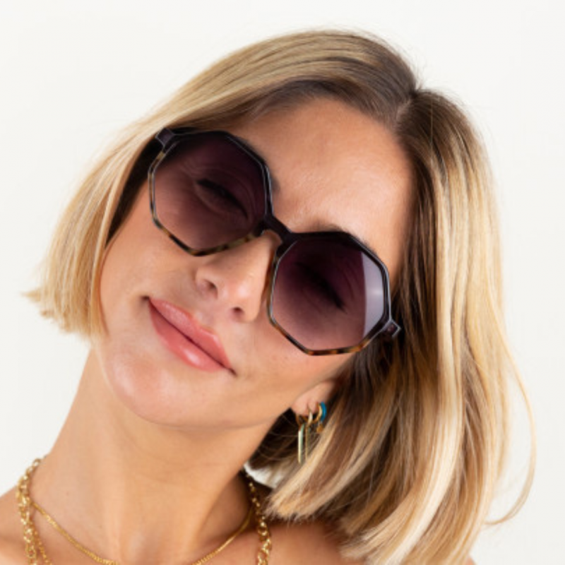 Charly Therapy - Lunettes solaires hexagonales monture recyclée - Frida oursin Voir la slide Charly Therapy - Lunettes solaires hexagonales monture recyclée - Frida oursin