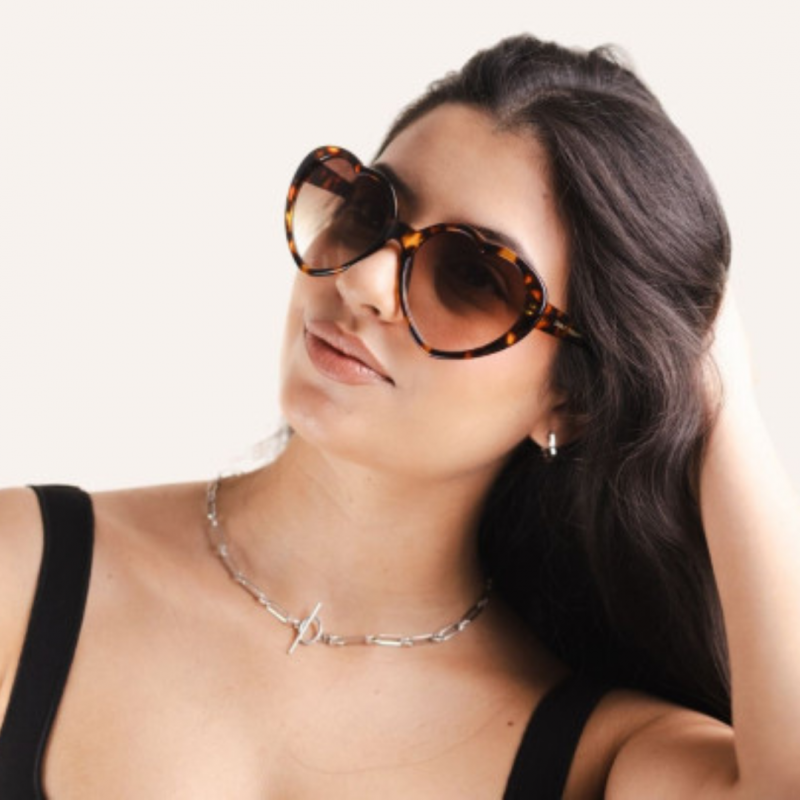 Charly Therapy - Lunettes solaires écaille à monture coeur recyclée - Sue écaille Voir la slide Charly Therapy - Lunettes solaires écaille à monture coeur recyclée - Sue écaille