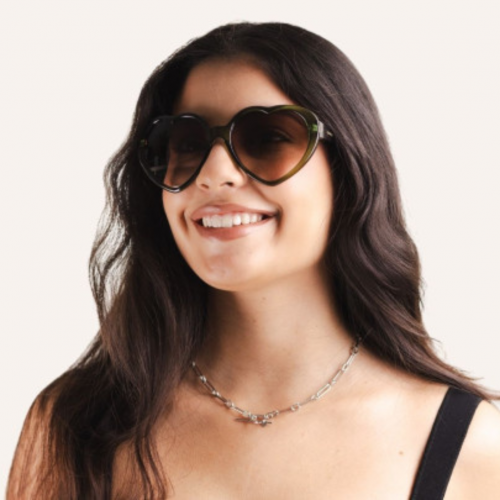 Charly Therapy - Lunettes solaires vertes à monture coeur recyclée- Sue kiwi Charly Therapy - Lunettes solaires vertes à monture coeur recyclée- Sue kiwi