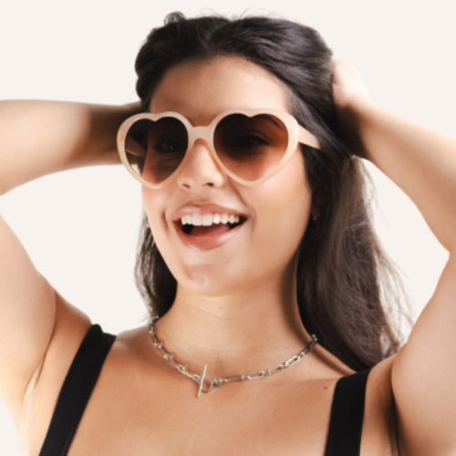 Charly Therapy - Lunettes solaires roses à monture coeur recyclée - Sue rose Charly Therapy - Lunettes solaires roses à monture coeur recyclée - Sue rose
