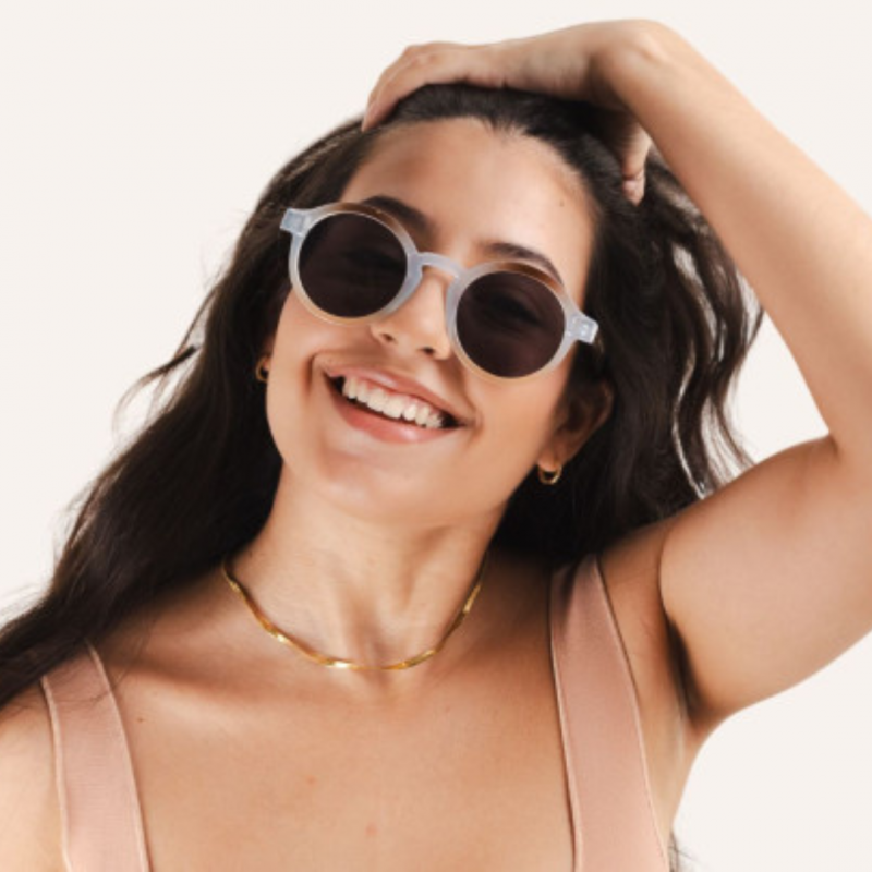 Charly Therapy - Lunettes solaires couleur cian à monture ronde recyclée - Belmont cian Voir la slide Charly Therapy - Lunettes solaires couleur cian à monture ronde recyclée - Belmont cian