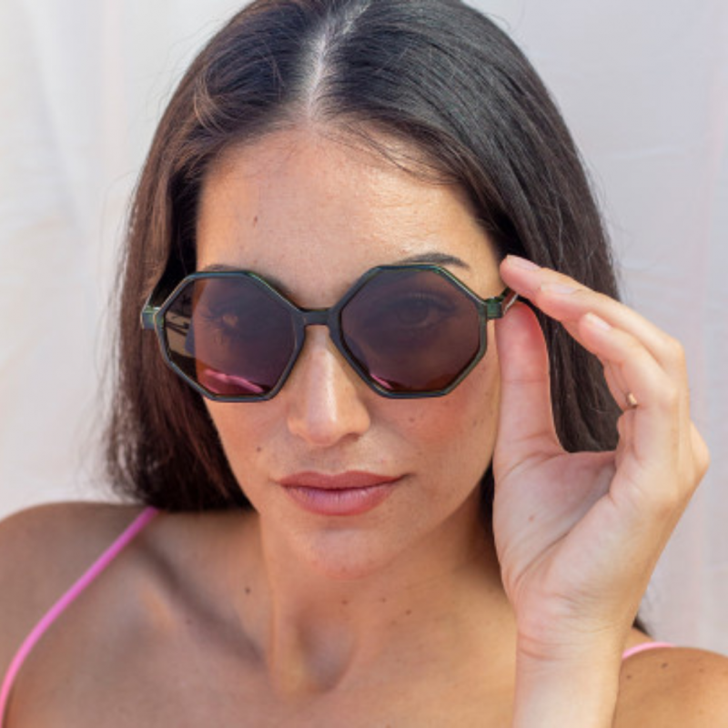 Voir la slide Charly Therapy - Lunettes solaires vertes à monture hexagonale recyclée - Frida olive