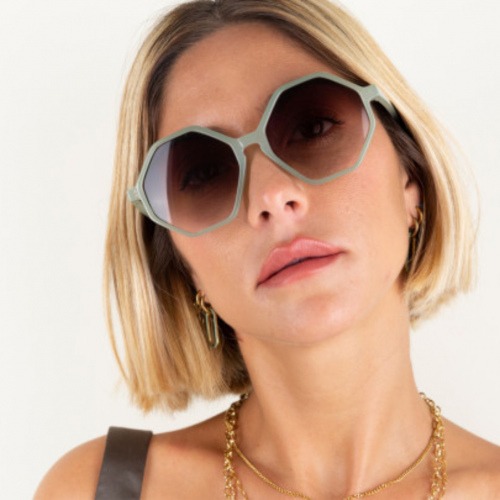 Charly Therapy - Lunettes solaires bleues à monture hexagonale recyclée - Frida ciel Charly Therapy - Lunettes solaires bleues à monture hexagonale recyclée - Frida ciel