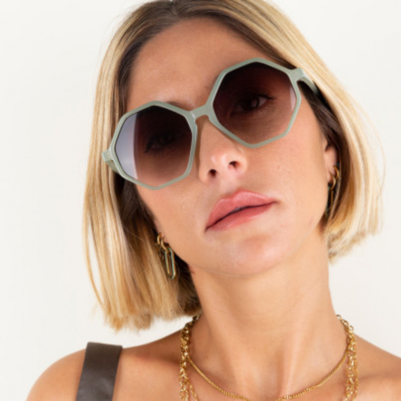 Charly Therapy - Lunettes solaires bleues à monture hexagonale recyclée - Frida ciel Voir la slide Charly Therapy - Lunettes solaires bleues à monture hexagonale recyclée - Frida ciel
