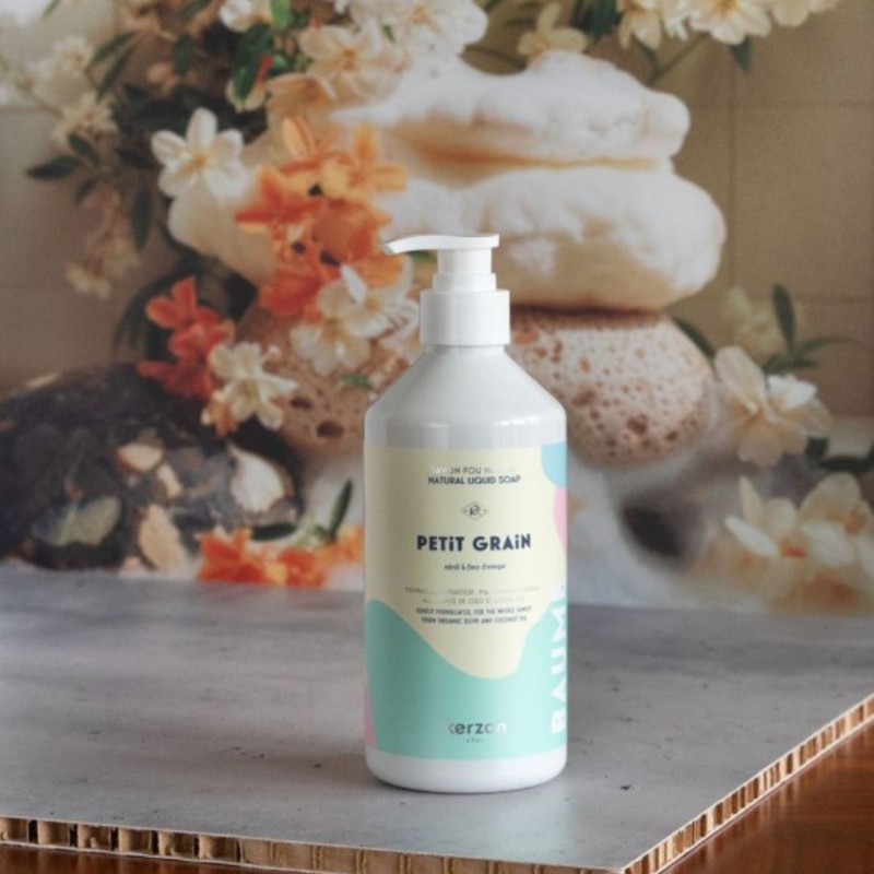 Savon liquide agrumes & musc blanc – Douceur et fraîcheur pour la peau Voir la slide Savon liquide agrumes & musc blanc – Douceur et fraîcheur pour la peau