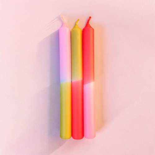 Ensemble de 3 bougies coniques colorées à la main - Pink Stories Ensemble de 3 bougies coniques colorées à la main - Pink Stories