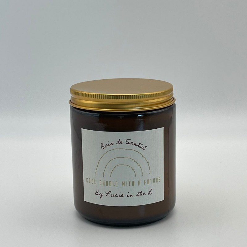 Lucie in the R – Bougie Bois de Santal 250g – Cire de soja naturelle Voir la slide Lucie in the R – Bougie Bois de Santal 250g – Cire de soja naturelle