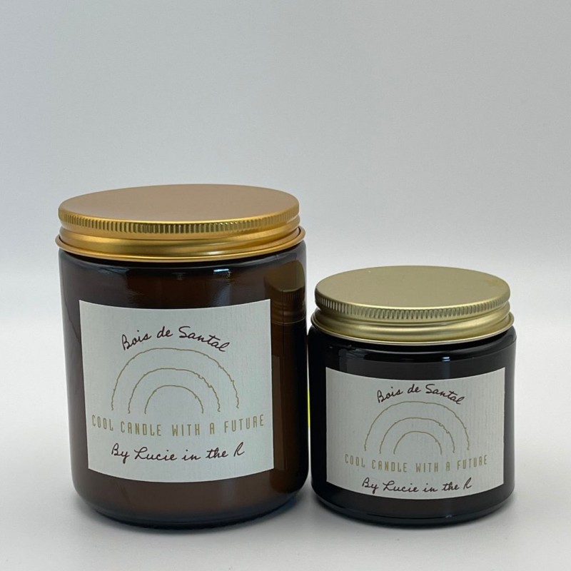 Lucie in the R – Bougie Bois de Santal 250g – Cire de soja naturelle Voir la slide Lucie in the R – Bougie Bois de Santal 250g – Cire de soja naturelle