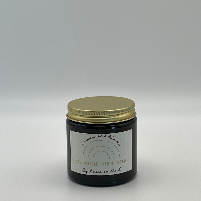 Lucie in the R – Bougie Cardamone et Mimosa – Cire de soja naturelle Voir la slide Lucie in the R – Bougie Cardamone et Mimosa – Cire de soja naturelle