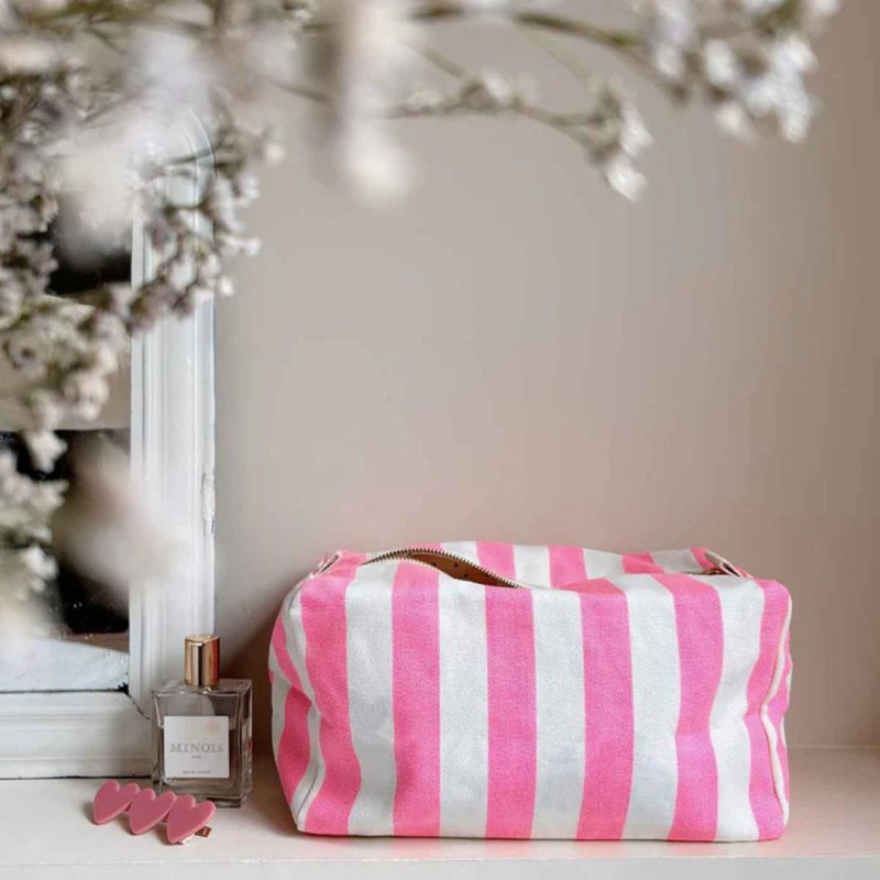 Trousse de toilette Vic rayé néon rose – Pratique et stylée Voir la slide Trousse de toilette Vic rayé néon rose – Pratique et stylée
