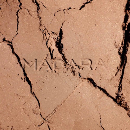 Madara - Bronzer Minéral Heat 1 au fini soyeux et naturel Madara - Bronzer Minéral Heat 1 au fini soyeux et naturel