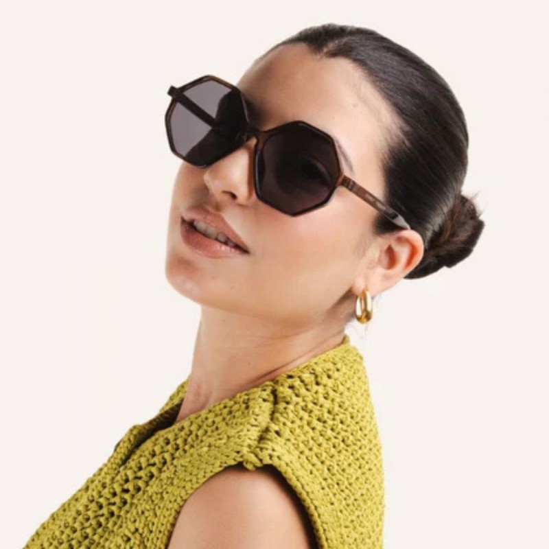 Charly Therapy - Lunettes solaires hexagonales monture recyclée - Frida marron Voir la slide Charly Therapy - Lunettes solaires hexagonales monture recyclée - Frida marron