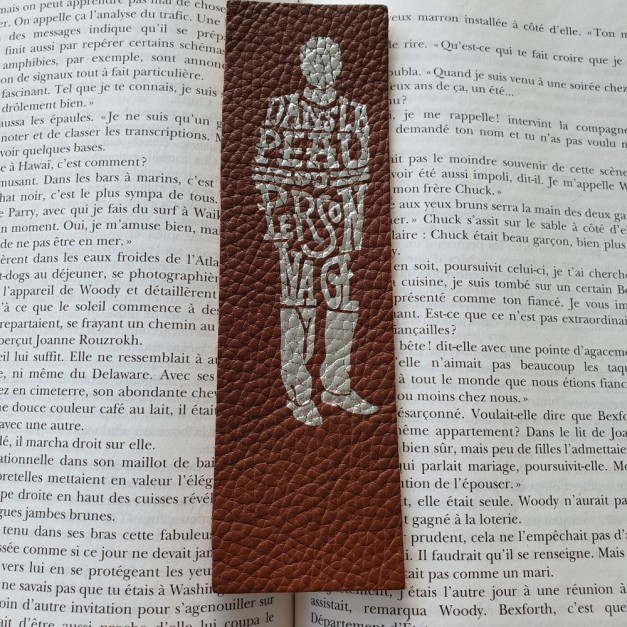 Marque-page en cuir Dans la peau du personnage