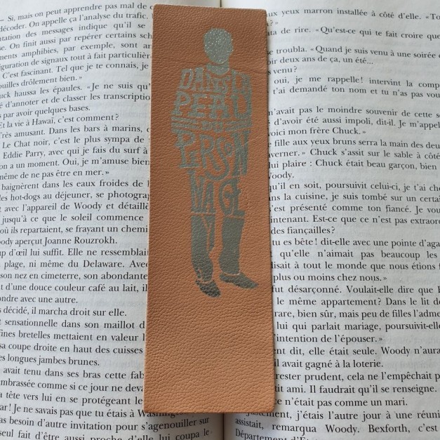 Marque-page en cuir Dans la peau du personnage
