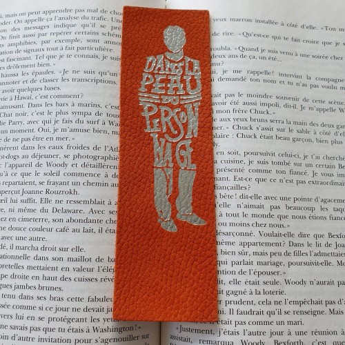 Marque-page en cuir Dans la peau du personnage