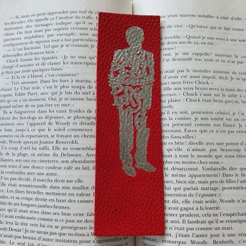 Marque-page en cuir Dans la peau du personnage