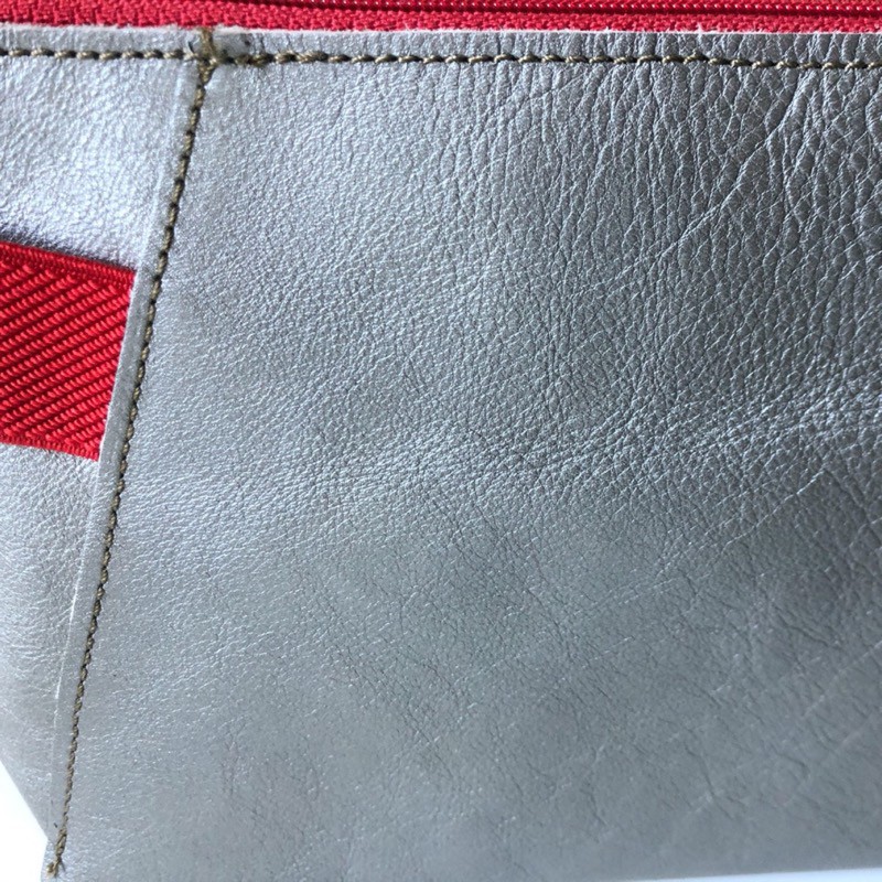 Voir la slide Trousse de toilette homme gris argenté