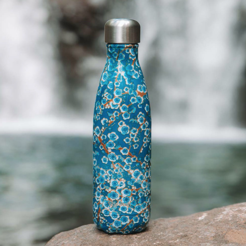 Gourde Isotherme Blue Flowers Qwetch - 12h Chaud, 24h Froid Voir la slide Gourde Isotherme Blue Flowers Qwetch - 12h Chaud, 24h Froid