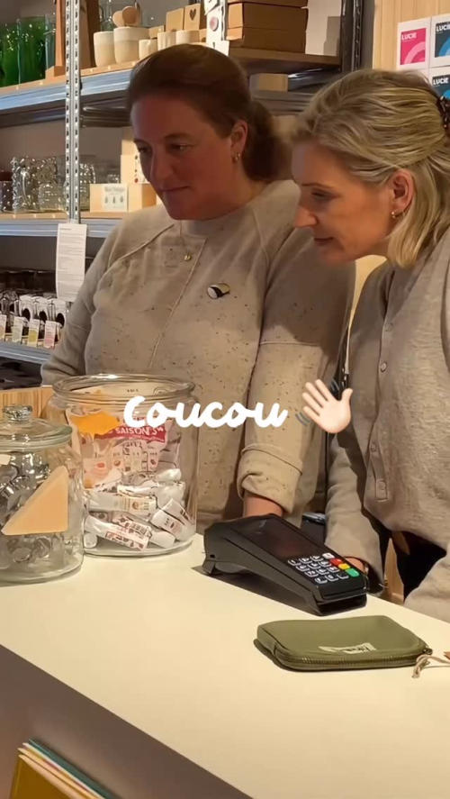 🌈 Quoi de neuf chez Lucie ? 🌈\n\nDes nouveautés ensoleillées ont débarqué dans nos boutiques ! ☀️ Venez faire le plein de couleurs, de bonnes idées...